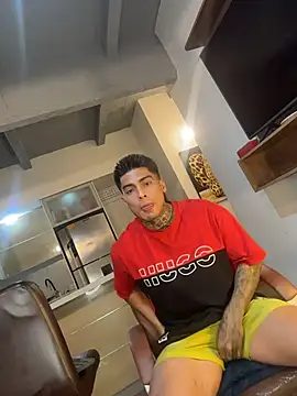 Snapshot of Dominiofit chatting on 12/18/25, 01:44 Dominiofit online show from 12/18/25, 01:44