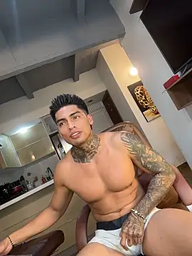 Snapshot of Dominiofit chatting on 12/18/25, 09:32 Dominiofit online show from 12/18/25, 09:32