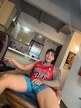 Snapshot of Dominiofit chatting on 12/19/25, 10:06 Dominiofit online show from 12/19/25, 10:06