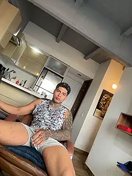 Snapshot of Dominiofit chatting on 12/21/25, 12:56 Dominiofit online show from 12/21/25, 12:56