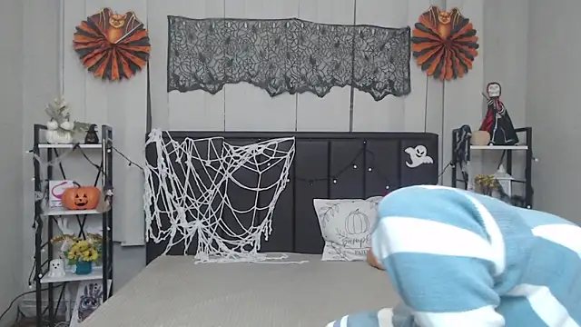 EmiliaGree online show from 10/25/25, 05:04