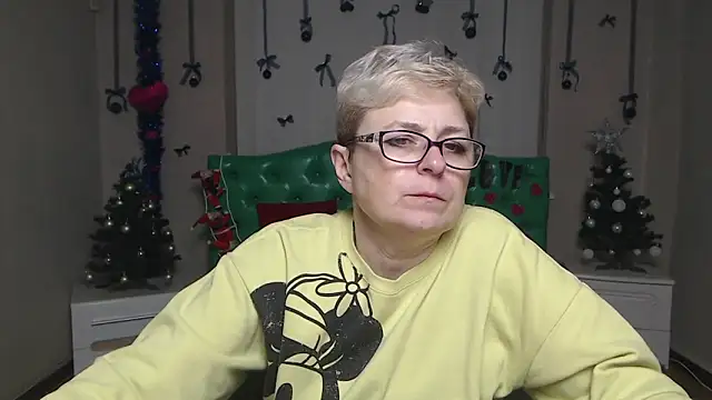 Snapshot of EmiliaGree chatting on 12/15/25, 06:01 EmiliaGree online show from 12/15/25, 06:01