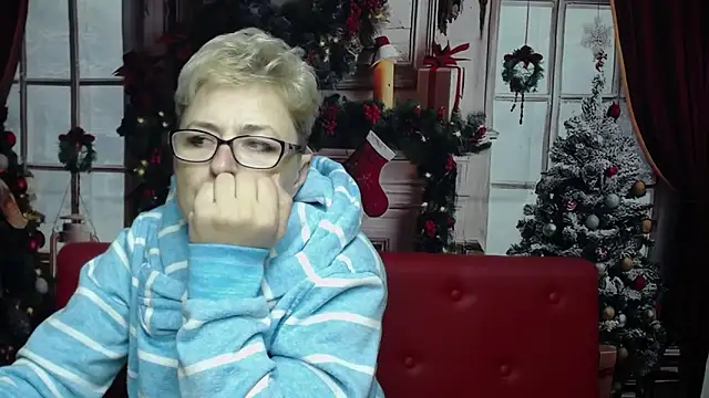 Snapshot of EmiliaGree chatting on 12/17/25, 06:14 EmiliaGree online show from 12/17/25, 06:14