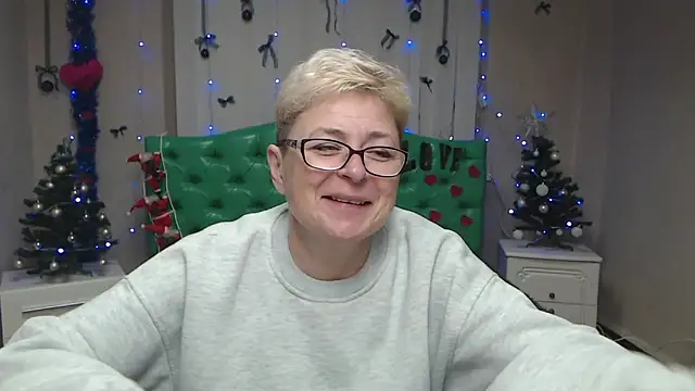 Snapshot of EmiliaGree chatting on 12/18/25, 06:03 EmiliaGree online show from 12/18/25, 06:03