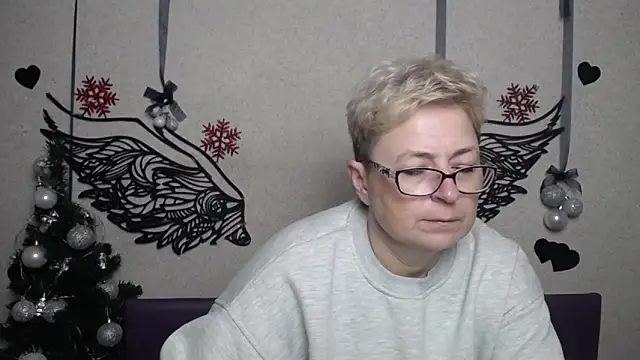 Snapshot of EmiliaGree chatting on 12/20/25, 06:04 EmiliaGree online show from 12/20/25, 06:04