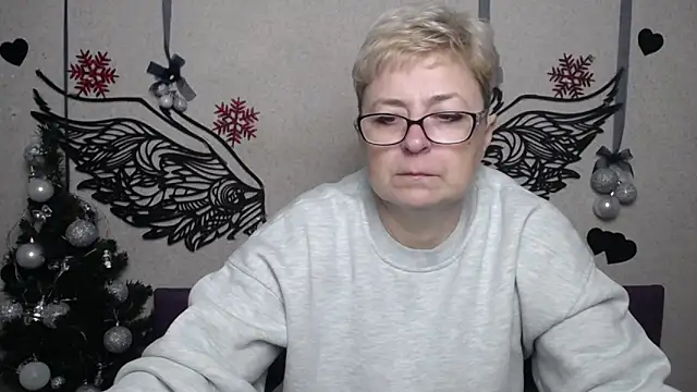 Snapshot of EmiliaGree chatting on 12/21/25, 06:04 EmiliaGree online show from 12/21/25, 06:04