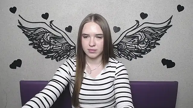 Snapshot of LauraHlot chatting on 04/18/26, 07:58 LauraHlot online show from 04/18/26, 07:58