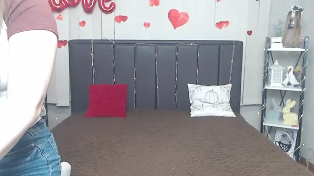 Snapshot of LauraHlot chatting on 05/13/26, 05:49 LauraHlot online show from 05/13/26, 05:49