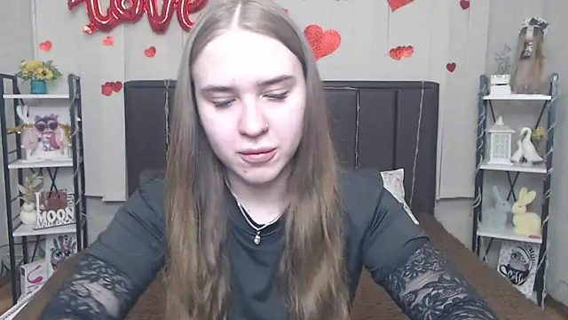 Snapshot of LauraHlot chatting on 05/16/26, 05:34 LauraHlot online show from 05/16/26, 05:34