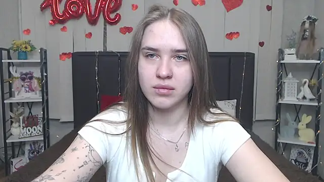 Snapshot of LauraHlot chatting on 05/19/26, 06:20 LauraHlot online show from 05/19/26, 06:20