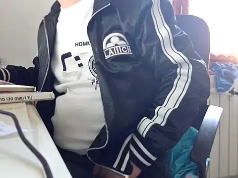 Snapshot of zwc147369 chatting on 10/03/25, 03:42 zwc147369 online show from 10/03/25, 03:42