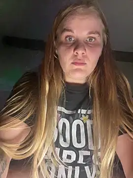 Snapshot of QueenBee2014 chatting on 02/11/25, 02:25 QueenBee2014 online show from 02/11/25, 02:25