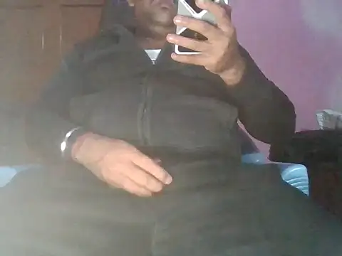 Snapshot of boyplay1000 chatting on 12/15/25, 04:33 boyplay1000 online show from 12/15/25, 04:33