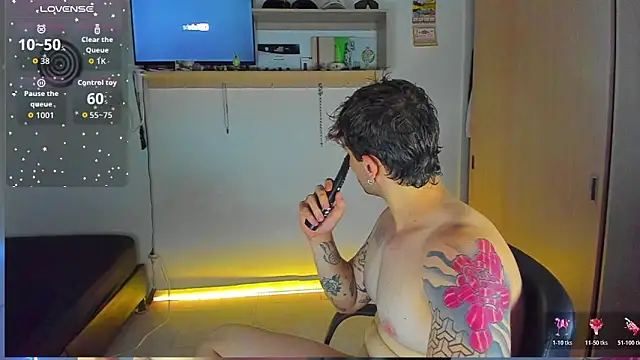 Snapshot of Ares_blue chatting on 02/18/26, 01:23 Ares blue online show from 02/18/26, 01:23