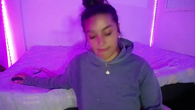 Snapshot of Laurenkenner_ chatting on 03/18/25, 12:05 Laurenkenner  online show from 03/18/25, 12:05