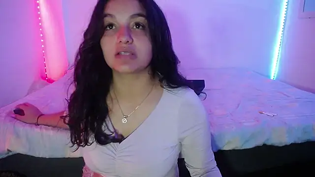 Snapshot of Laurenkenner_ chatting on 03/19/25, 06:01 Laurenkenner  online show from 03/19/25, 06:01