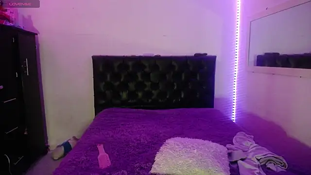 Snapshot of Laurenkenner_ chatting on 10/09/25, 08:07 Laurenkenner  online show from 10/09/25, 08:07