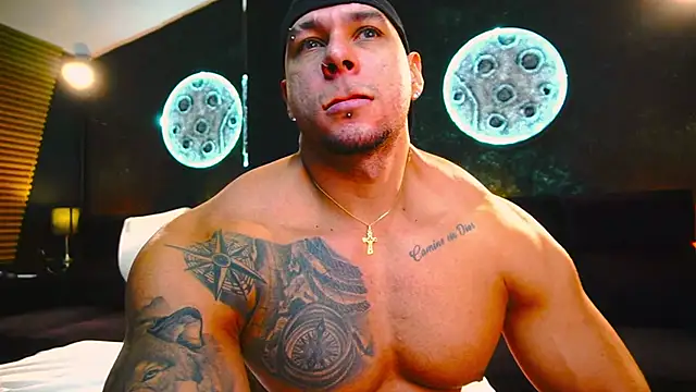 Snapshot of MassimoWalton2 chatting on 09/23/25, 01:03 MassimoWalton2 online show from 09/23/25, 01:03