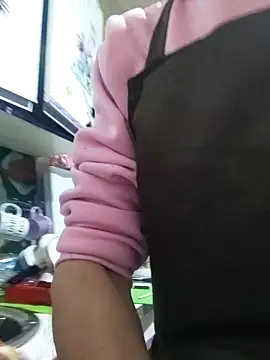 Snapshot of SweetLeila40 chatting on 04/02/26, 05:10 SweetLeila40 online show from 04/02/26, 05:10