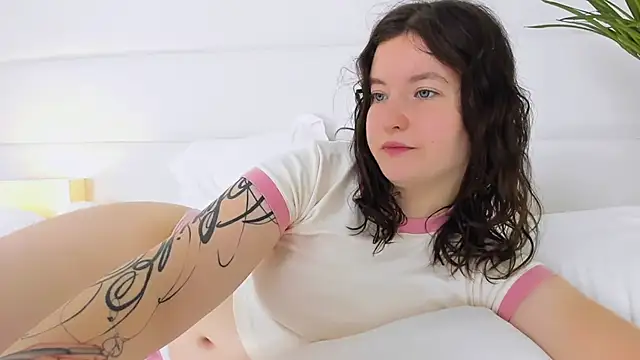 Snapshot of MoonAngelic chatting on 10/29/25, 02:25 MoonAngelic online show from 10/29/25, 02:25