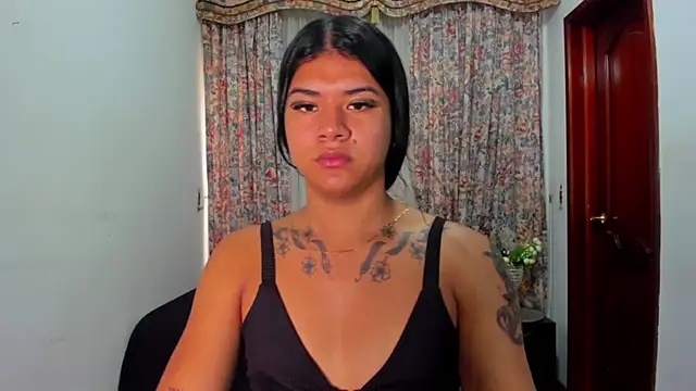 Snapshot of Kariina_05 chatting on 02/14/25, 02:02 Kariina 05 online show from 02/14/25, 02:02