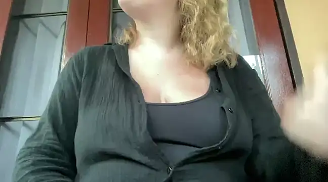 Snapshot of lilylush24 chatting on 02/05/25, 12:31 lilylush24 online show from 02/05/25, 12:31