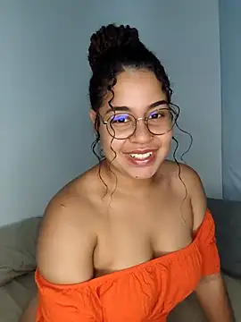 Snapshot of VitoriaFernandes chatting on 03/04/25, 02:49 VitoriaFernandes online show from 03/04/25, 02:49