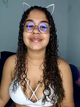 Snapshot of VitoriaFernandes chatting on 03/22/25, 08:59 VitoriaFernandes online show from 03/22/25, 08:59