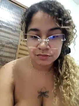 Snapshot of VitoriaFernandes chatting on 09/11/25, 02:33 VitoriaFernandes online show from 09/11/25, 02:33