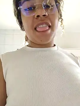 Snapshot of VitoriaFernandes chatting on 11/16/25, 06:02 VitoriaFernandes online show from 11/16/25, 06:02