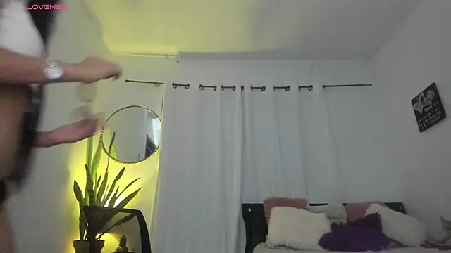 Snapshot of Sophie_sweett19 chatting on 09/15/25, 10:54 Sophie sweett19 online show from 09/15/25, 10:54