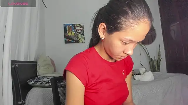 Snapshot of Sophie_sweett19 chatting on 11/06/25, 11:26 Sophie sweett19 online show from 11/06/25, 11:26