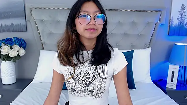 Snapshot of Yommi_Winx chatting on 01/23/25, 12:57 Yommi Winx online show from 01/23/25, 12:57