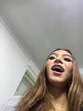 Snapshot of Nikol_Rang__ chatting on 03/05/25, 04:02 Nikol Rang   online show from 03/05/25, 04:02