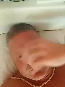 Snapshot of swingr chatting on 12/17/24, 08:34 swingr online show from 12/17/24, 08:34