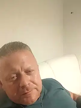 Snapshot of swingr chatting on 12/18/24, 12:32 swingr online show from 12/18/24, 12:32