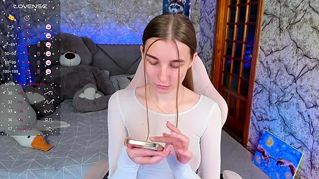 Snapshot of _flowersweeet_ chatting on 10/15/25, 02:28  flowersweeet  online show from 10/15/25, 02:28