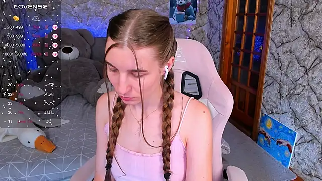 Snapshot of _flowersweeet_ chatting on 10/23/25, 10:14  flowersweeet  online show from 10/23/25, 10:14