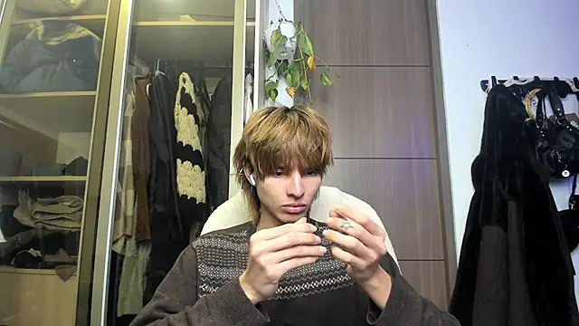 Snapshot of santy-kitty chatting on 03/04/25, 02:49 santy-kitty online show from 03/04/25, 02:49