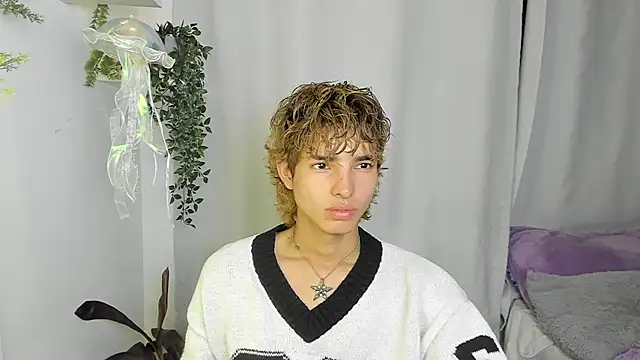 Snapshot of santy-kitty chatting on 10/07/25, 02:09 santy-kitty online show from 10/07/25, 02:09