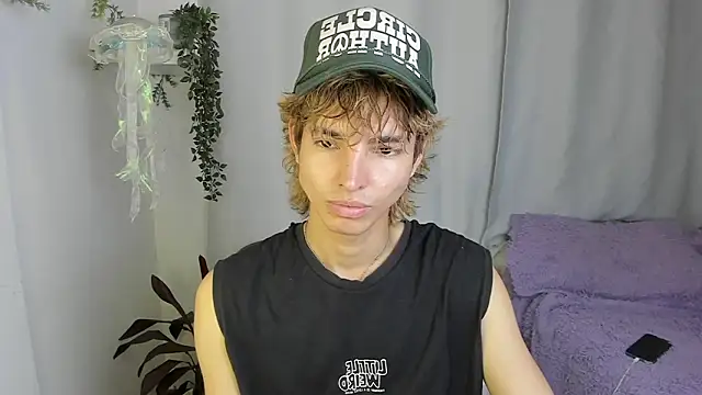 Snapshot of santy-kitty chatting on 10/15/25, 01:06 santy-kitty online show from 10/15/25, 01:06