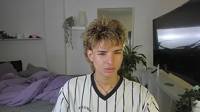 Snapshot of santy-kitty chatting on 10/28/25, 01:09 santy-kitty online show from 10/28/25, 01:09