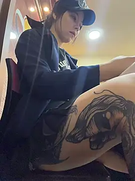 Snapshot of EemaHaruki chatting on 04/21/26, 05:28 EemaHaruki online show from 04/21/26, 05:28