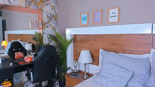 Snapshot of EmaBakker chatting on 03/25/26, 07:25 EmaBakker online show from 03/25/26, 07:25