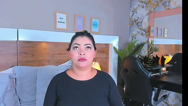 Snapshot of EmaBakker chatting on 04/07/26, 11:43 EmaBakker online show from 04/07/26, 11:43