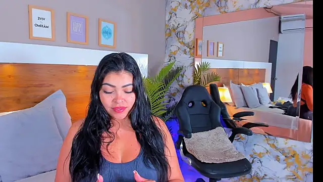 Snapshot of EmaBakker chatting on 04/08/26, 04:45 EmaBakker online show from 04/08/26, 04:45