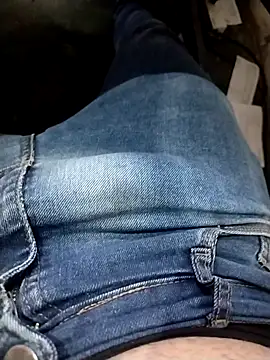 Snapshot of lm279 chatting on 09/18/25, 03:47 lm279 online show from 09/18/25, 03:47