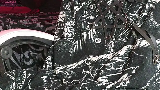 Snapshot of Devil_s_bride chatting on 04/20/26, 04:32 Devil s bride online show from 04/20/26, 04:32