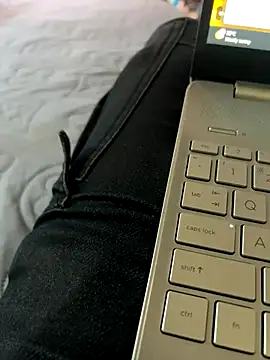 Snapshot of R32RLINE chatting on 09/13/25, 08:58 R32RLINE online show from 09/13/25, 08:58