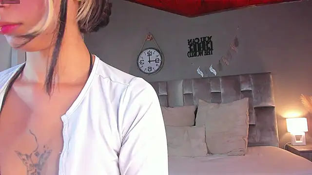 ParisFox  online show from 02/10/25, 07:38